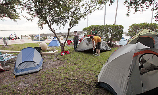 Turistas americanos acampam no Space View Park, em Titusville