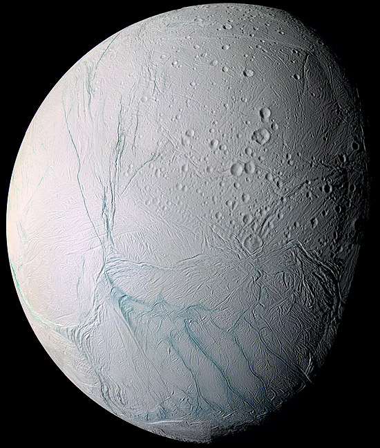 Amostras coletadas pela sonda Cassini indicam que pode haver reservatório de água salgada em lua de Saturno