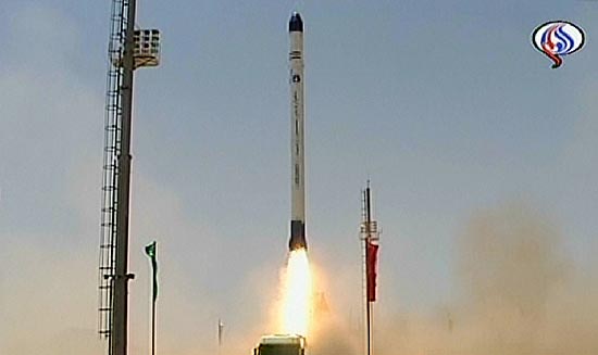 Lançamento do foguete Safir, que carregou para o espaço o satélite iraniano Rassad-1 nesta quarta-feira