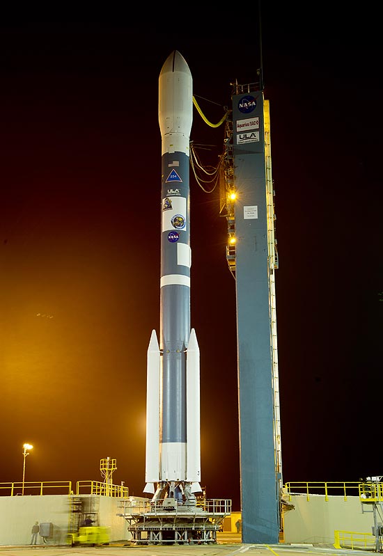 Lançamento do foguete Delta 2 da base aérea na Califórnia; ele leva o satélite de observação Aquarius