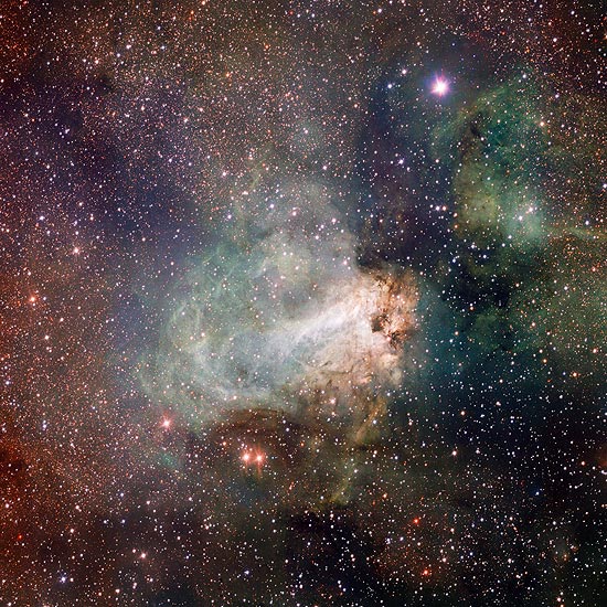 Em seu primeiro monitoramento do espaço, telescópio VST registrou a Nebulosa de Ômega ou Nebulosa do Cisne