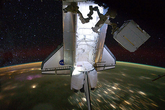 Depois de passar 17 dias no espaço, Endeavour volta à Terra; nave será aposentada e irá para um museu