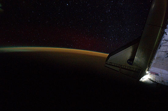 Imagem tirada por astronautas quando o ônibus espacial Endeavour ainda se encontrava acoplado à ISS