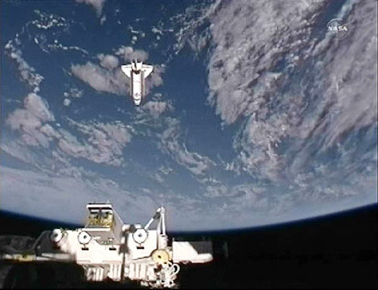 Endeavour retorna à Terra; esta é a última missão da nave que será aposentada junto com o programa espacial