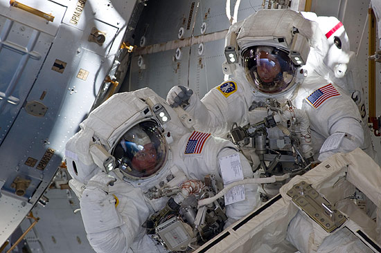 Astronautas fazem trabalhos de manutenção fora da ISS; caminhada espacial durou sete horas e 24 minutos