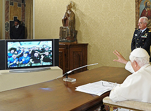 Papa Bento 16 conversou por 20 minutos com os astronautas e perguntou sobre paz, ambiente e a mensagem que querem trazer à Terra