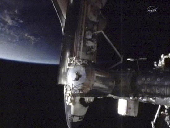 Foto mostra Endeavour chegando à ISS; astronautas serão recebidos por tripulação que se encontra na estação