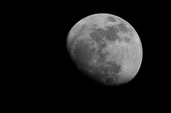 Foto da Lua tirada por engenheiro aposentado; área iluminada correspondente a 80% do satélite