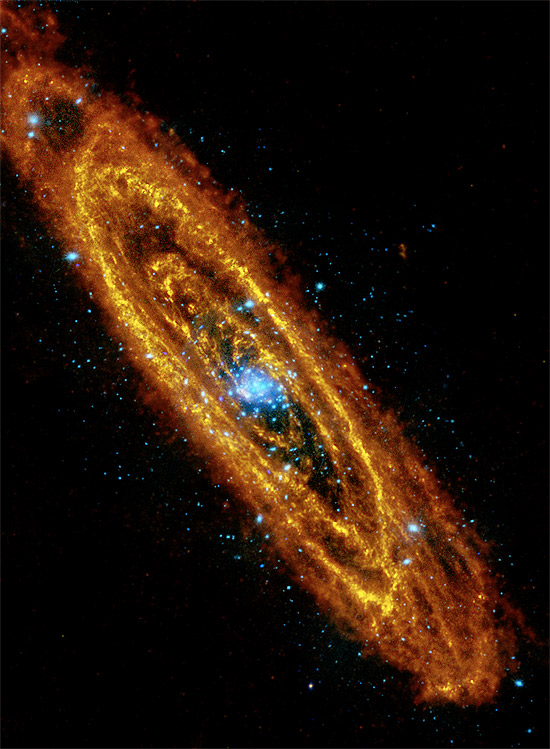 Foto da galáxia Andrômeda é uma combinação de imagens tiradas por diferentes telescópios espaciais