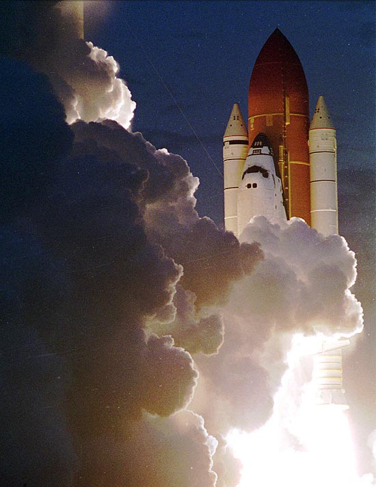 Foto do Endeavour tirada em 19 de maio de 1996; o ônibus espacial parte para o espaço pela última vez na sexta