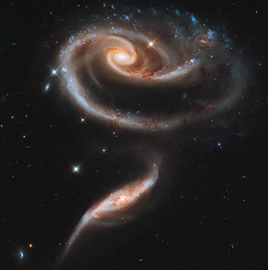 A galáxia UGC 1810 tem um disco em forma de rosa devido à atração da galáxia UGC 1813