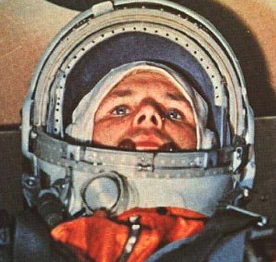 Foto de Yuri Gagárin dentro da cápsula Vostok 1; o cosmonauta viajou ao espaço aos 27 anos