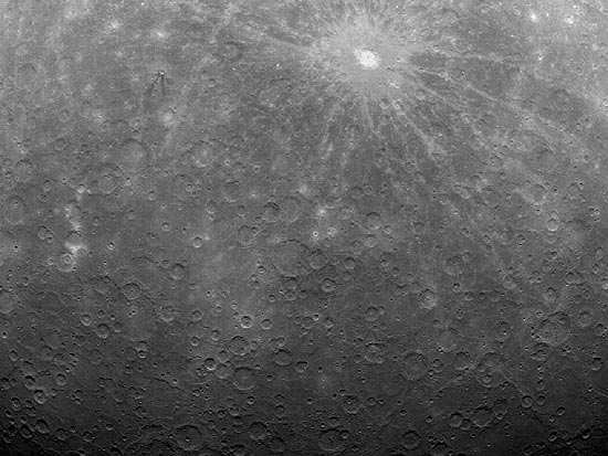 Pela primeira vez, uma sonda que orbita Mercúrio envia imagens da superfície do planeta rochoso