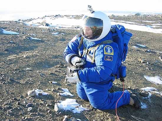 Engenheiro espacial que projetou traje para ser usado em Marte testa equipamento e faz coletas do solo