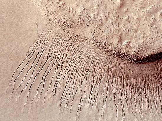 Sonda da Nasa captou fotos detalhadas da bacia de impacto Hellas, uma das maiores de Marte