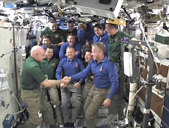 Tripulação da Discovery se despede na última missão do ônibus espacial