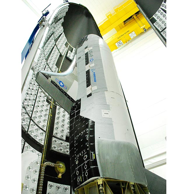 Imagem divulgada pela Força Aérea mostra encapsulamento da X-37B; ela foi lançada neste sábado em missão secreta