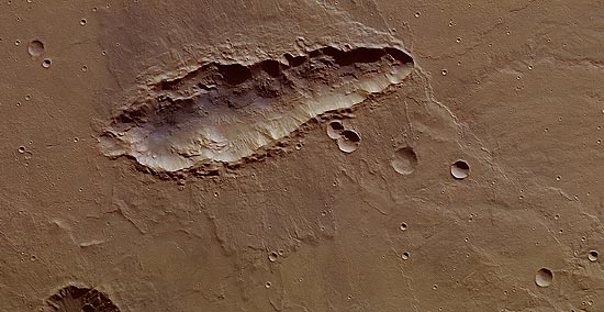Sonda espacial tira foto de cratera "alongada" em Marte; o formato é incomum em crateras formadas por impacto