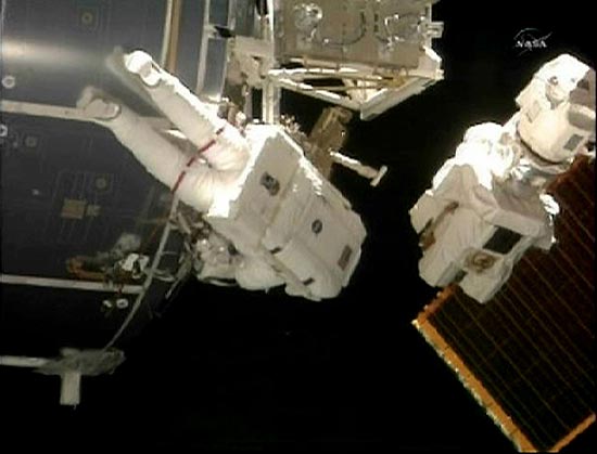 Astronauta Steve Bowen cumpre jornada de tarefas no lado externo da Estação Espacial Internacional 