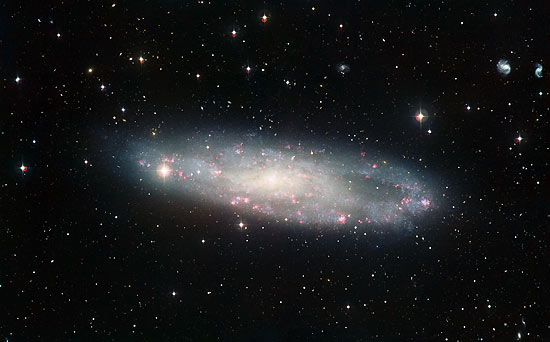 Novo cálculo aponta que galáxia espiral (foto) do Escultor está a um milhão de anos-luz mais perto da Via Láctea