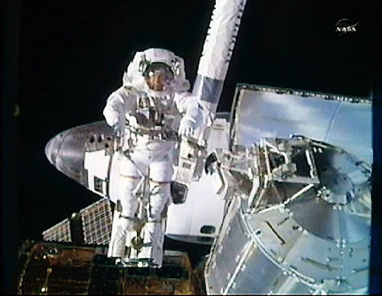 Crédito: Reuters Legenda: Astronauta Steve Bowen, que embarcou no último voo do ônibus espacial Discovery, trabalha em missão fora da estação espacial