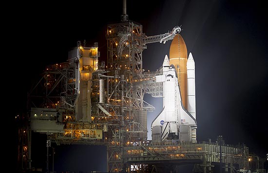 Ônibus espacial Discovery na base de lançamento da Nasa na Flórida; lançamento poderá ser visto pela internet