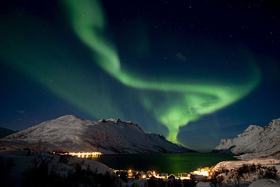 Aurora é gerada por colisão de partículas do Sol e moléculas e átomos da atmosferra terrestre