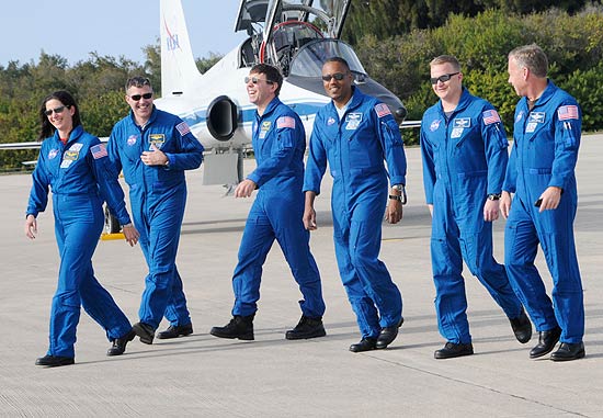 Os seis astronautas que integram a missão do Discovery chegaram ao Centro Espacial Kennedy, na Flórida