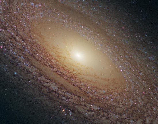 Foto de 2010, divulgada nesta quinta-feira, feita pelo telescópio espacial Hubble mostra galáxia espiral NGC 2841