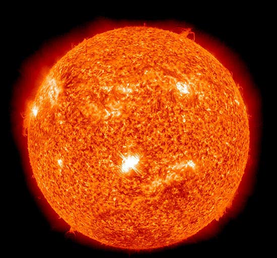 Explosão no Sol é a mais forte dos últimos anos; erupções devem chegar ao campo magnético da Terra