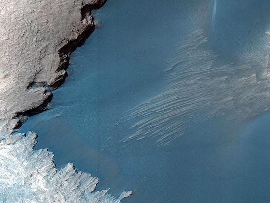 Foto de cratera mostra dunas de areia (à esq., no alto) e ondas (à dir.) que são formadas pela ação do vento