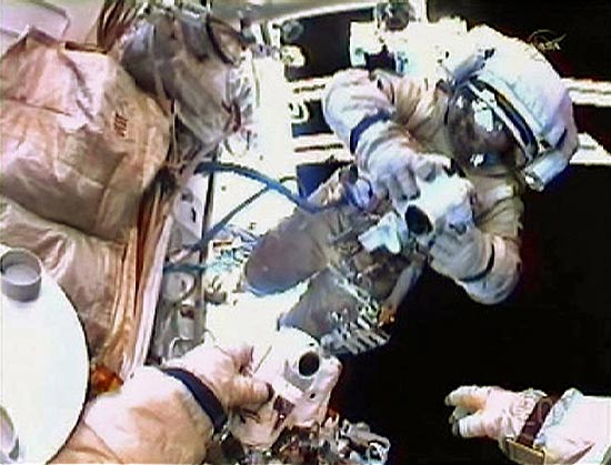Cosmonautas Dmitri Kondratiev e Oleg Skripochka fazem manutenção da Estação Espacial Internacional