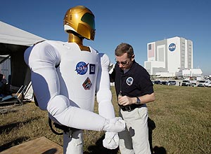 Engenheiro da Nasa exibe o androide Robonauta, que parte para a ISS neste mês no ônibus espacial Discovery