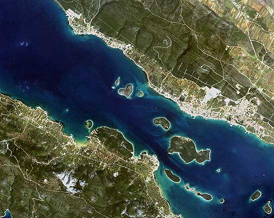 Ilha do Amor está localizada na costa croata; a fotografia foi tirada pelo Alos, satélite de observação do Japão