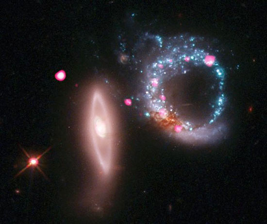 Arp 147 contém os restos de uma galáxia espiral (à direita), que colidiu com uma elíptica (à esquerda)