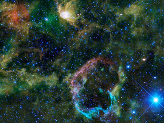 Imagem feita pela sonda norte-americana Wise de uma nebulosa colorida, ou nebulosa Jellyfish, em inglês