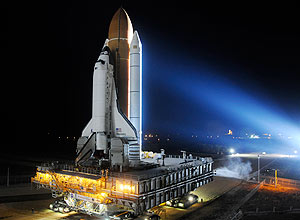 Ônibus espacial Discovery foi removido para a plataforma de lançamento do Centro Espacial Kennedy, na Flórida
