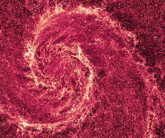 As linhas mais estreitas de poeira, ao centro, explicam a origem do nome da galáxia do redemoinho