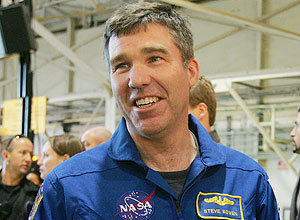 Astronauta Stephen Bowen é escalado pela Nasa para integrar tripulação do Discovery, com lançamento em fevereiro