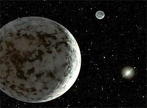 Ilustração do planeta-anão Éris e seu satélite Disnomia; nova medição mostra que Éris pode ser menor que Plutão
