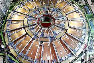 Grande Colisor de Hádrons, acelerador de partículas europeu construído entre a Suíça e a França, entrou em operação em 2010