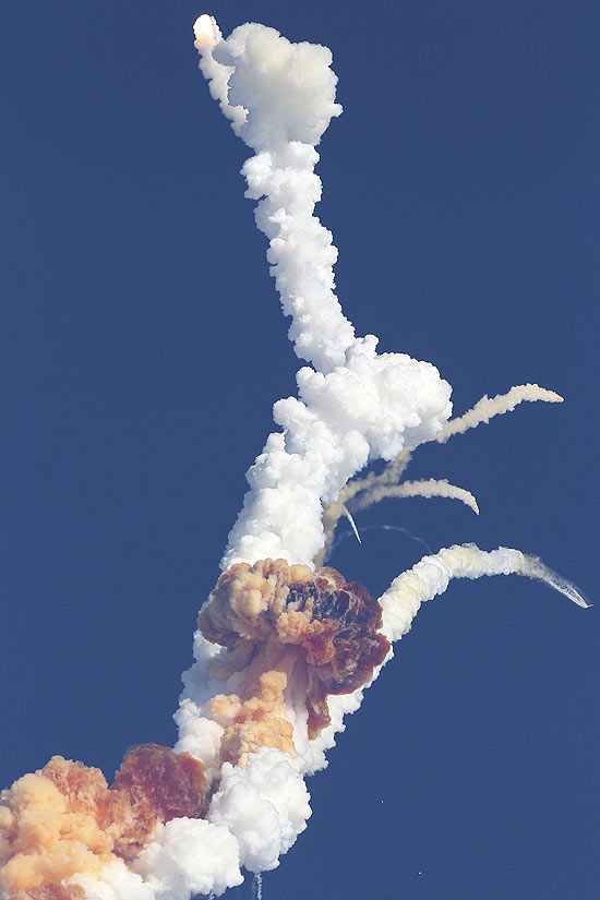 Foguete GSLV, que carregava satélite GSAT-5P, é visto momentos depois de explodir em pleno ar