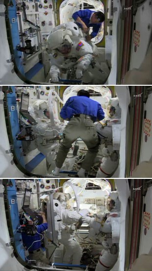 O astronauta Koichi Wakata, do Japão, ajuda os astronautas Rick Mastracchio e Steve Swanson em sua preparação para a caminhada espacial (Foto: AFP/Handout/NASA TV)