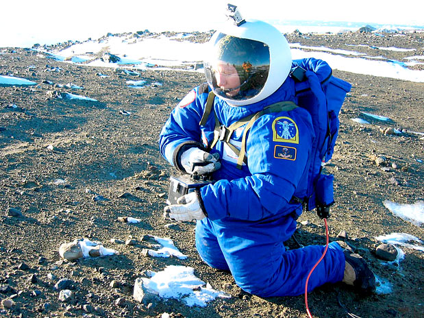 Traje espacial é testado na Antártida. Foto: Reuters