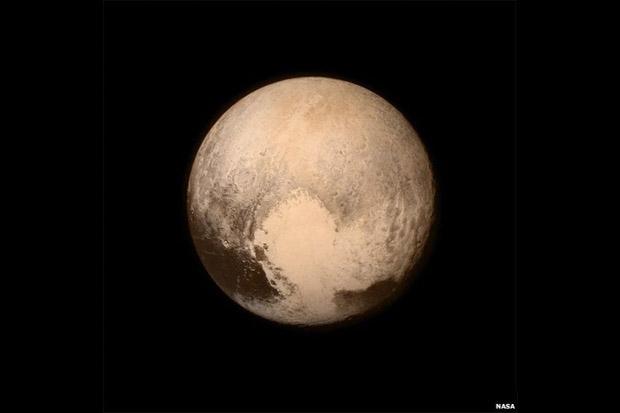 9. A imagem mais detalhada de Plutão foi produzida pela sonda New Horizons. As informações detalham de forma inédita o tamanho e as características do planeta anão. Plutão tem cerca de 80km de diâmetro a mais do que se acreditava, ou seja, equivalente a dois terços do tamanho da Lua (Foto: Nasa)