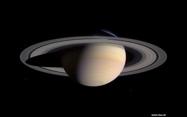 6. Esta fotomontagem recria uma panorâmica de Saturno e seus anéis a partir de fotos tiradas pela espaçonave Cassini em maio de 2004 (Foto: NASA/ESA/AP)