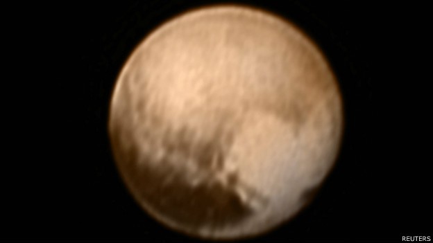 A imagem de 7 de julho sobrepõe registros de duas câmeras da New Horizons (Foto: Reuters/BBC)