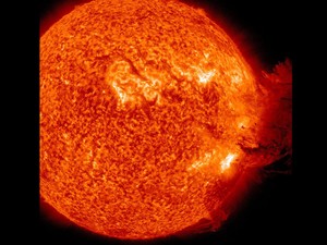 Imagem registrada no dia anterior e divulgada nesta quarta (8) mostra tempestade solar, fenômeno que poderá perturbar a atividade dos satélites, assim como das comunicações e das redes elétricas na Terra, segundo alertaram autoridades. (Foto: AP)