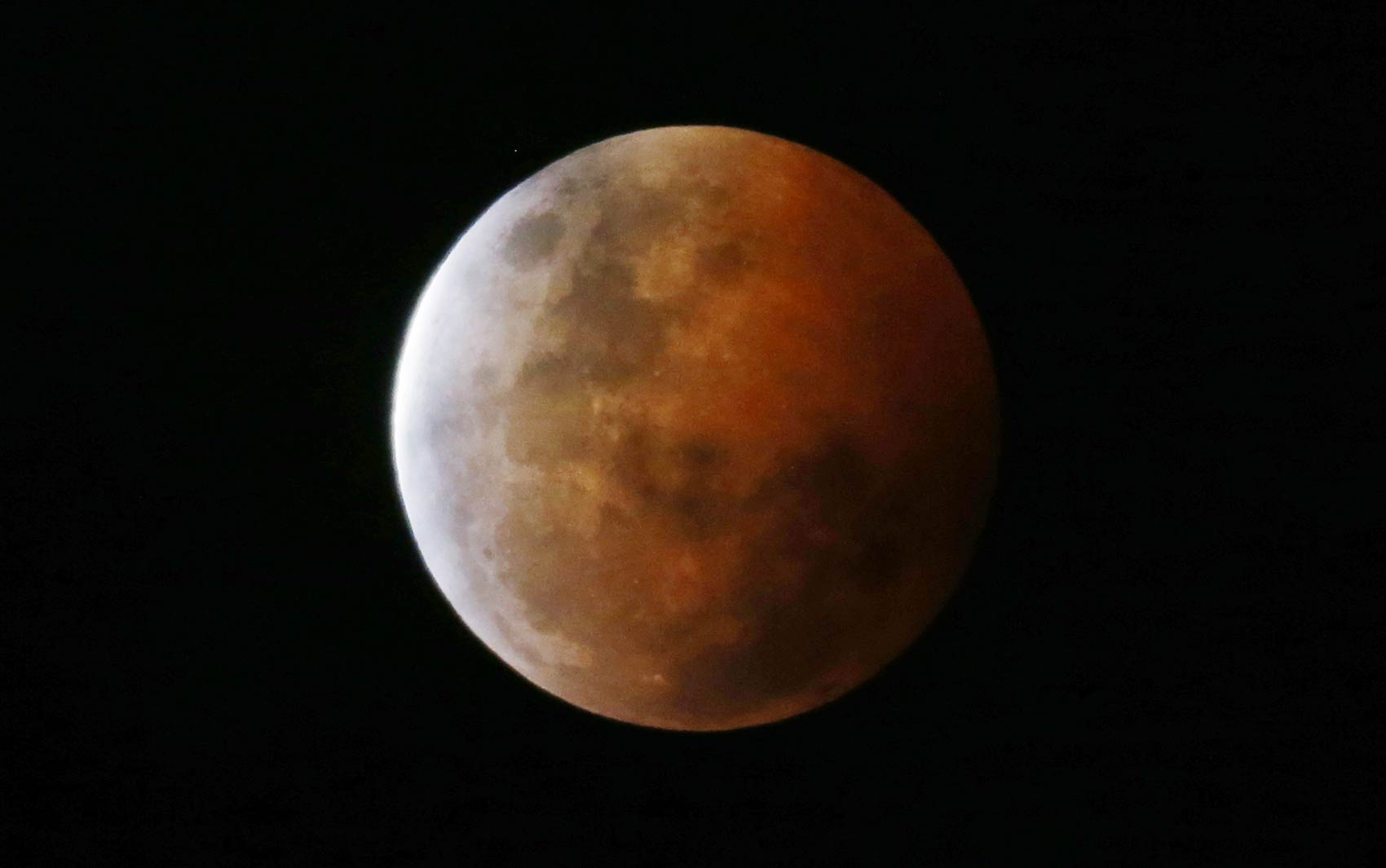 'Lua de sangue' é vista de Gosford, no norte de Sidney, na Austrália