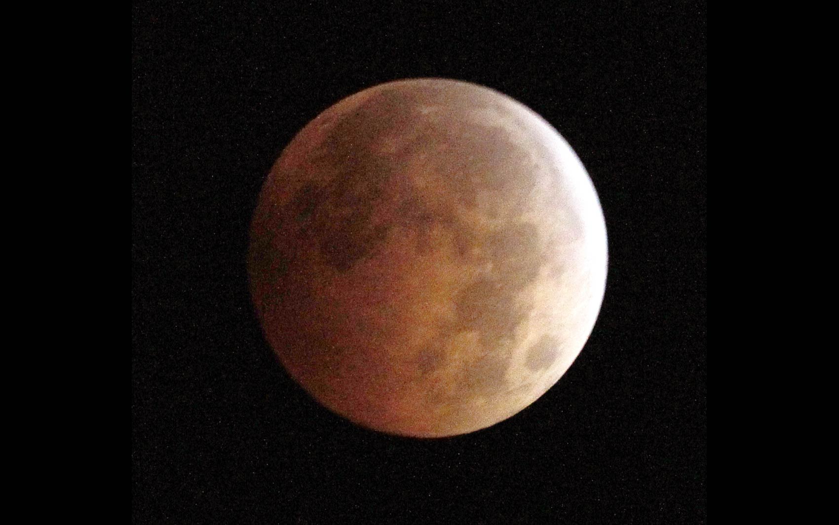 Fotógrafo registra a 'Lua de sangue' durante eclipse lunar visto de Monterey Park, na Califórnia (EUA)